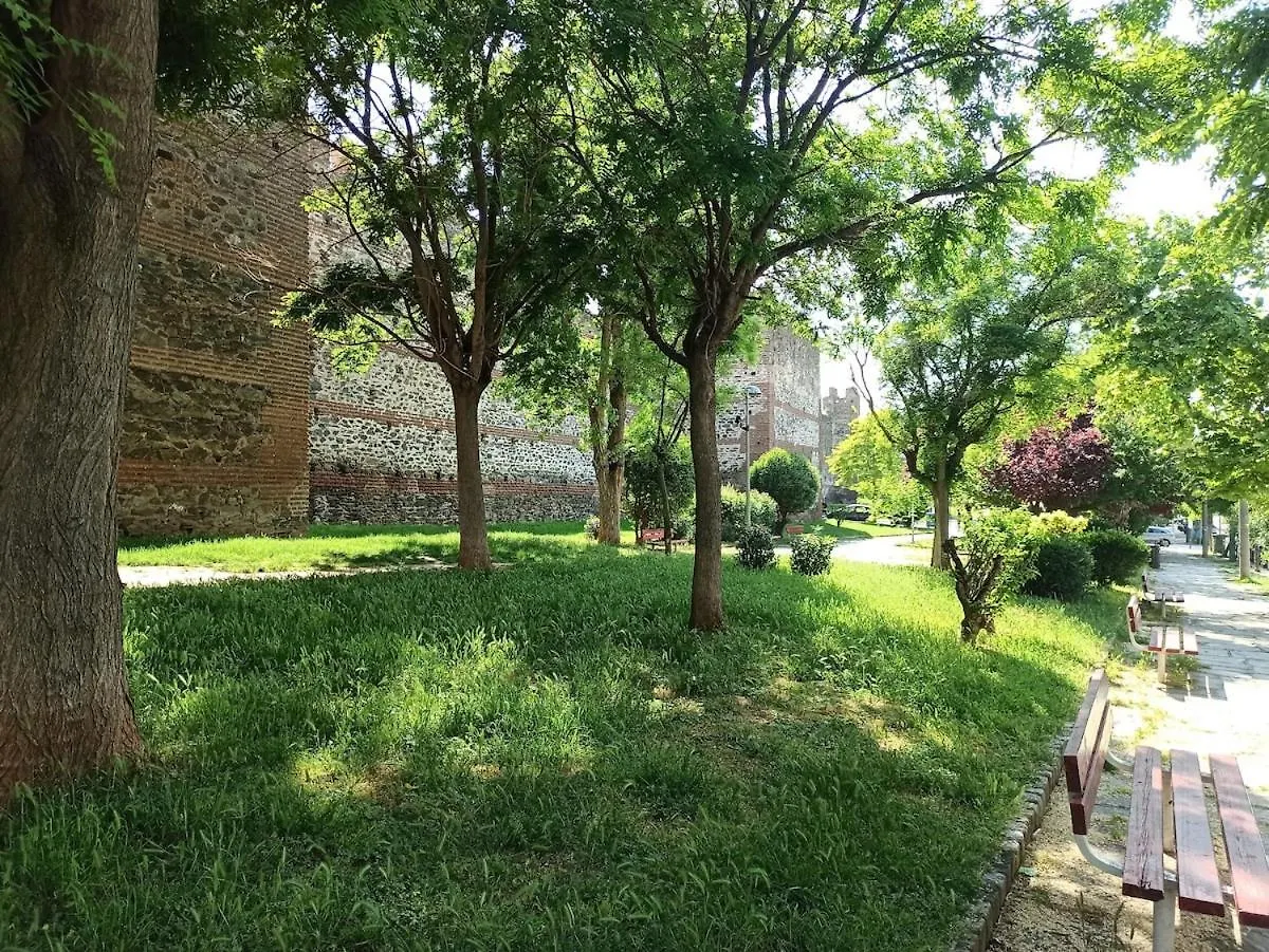 New Studio With Backyard 테살로니키 아파트