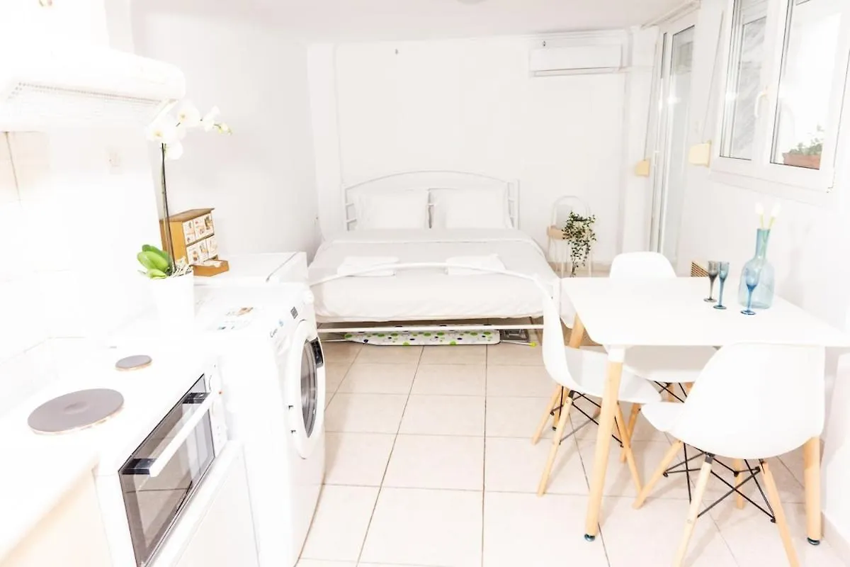 아파트 New Studio With Backyard 테살로니키