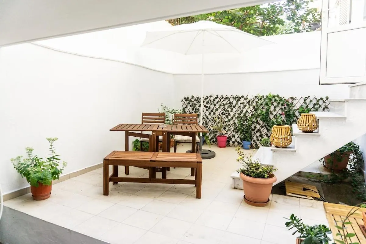 New Studio With Backyard 테살로니키 아파트