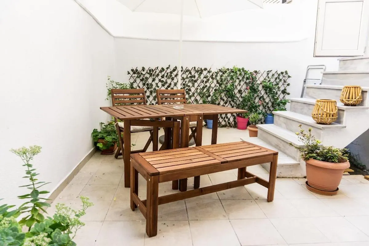 아파트 New Studio With Backyard 테살로니키